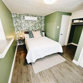 Cottage Feels in the City - Downtown Apartment & Backyard Bliss, hotel a Fredericton