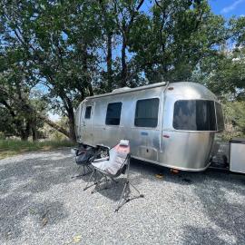 Modern Airstream with amazing view - 10 to 15 minutes from Kings Canyon National Park, хотел в Dunlap