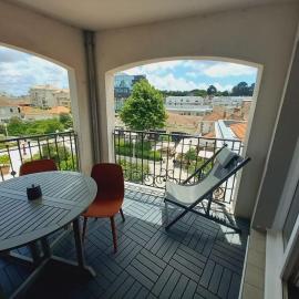 Arcachon Hyper Centre - spacieux appartement 2 chambres parking et terrasse, hótel í Arcachon
