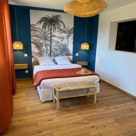 La Poudrière - Grand appartement avec jardin privé au calme, Figari، فندق في فيغاري