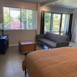Private self-contained guesthouse North Brisbane, hotel in Brighton