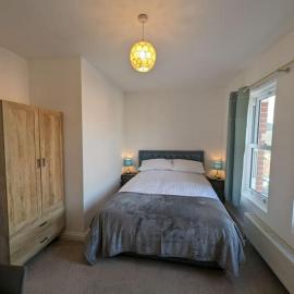 New Fully equipped 2 bedroom house. Sleeps 6, hotel i Brockhurst