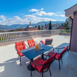 Spacious apartment overlooking Mostar, hotel en Mostar