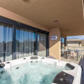 Quercus Village Penthouse with jacuzzi, viešbutis mieste Novigrad Istria
