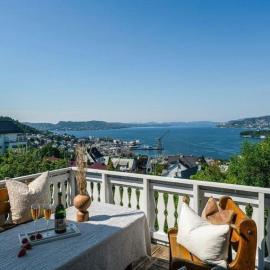Spacious villa with view - 5BR - FREE parking - Great Wi-Fi, hotel u Bergenu