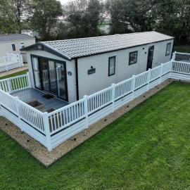 Hot Tub Lodge Cornwall - Meadow Lakes Holiday Park, hotel a St Austell