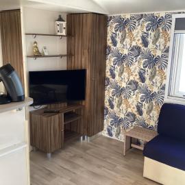 Linge literie et toilette fournis, un grand confort, à côté ou à 5 minutes des piscines tous 3 chambres grande terrasse couverte, hotell i Fréjus