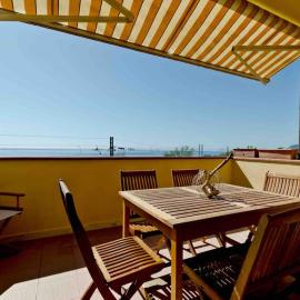 CASAMARINA appartamento frontemare con piscina, hotel em Letojanni