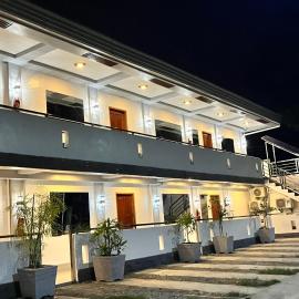 RRJJ's TRANSIENT - A minute walk away from the beach, hotell sihtkohas Caba