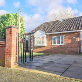Bespoke Bungalow Salford Quays - Garden, WiFi and Parking, hotel in Manchester