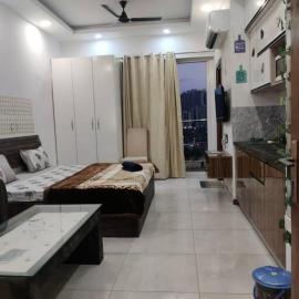 Chic Apartment#Couple Goal#High Rise#Balcony#condo, hotel en Noida