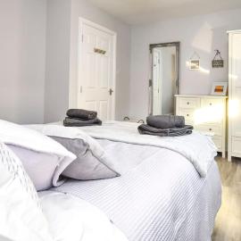 Tilly's Lookout - 3 bed/ 2 bathroom sea views