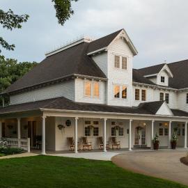 The Oakwood Inn Okoboji, hotel di Okoboji