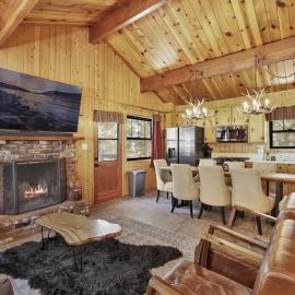 Relaxing Bruin Chalet at Big Bear City- Minutes to Activities, hotel in Big Bear City