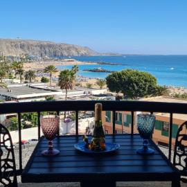 Torres del Sol-La Perla- Beachfront & Ocean View, hotel in Los Cristianos