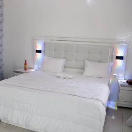 Bel appartement F2 Thies, хотел в Thiès