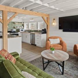 100% Renovated Stowe Village Farmhouse, hotel a Stowe