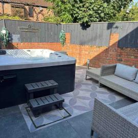 Town center cottage with Hot tub