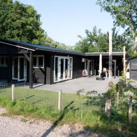 Luxe en ruim chalet met airco bij Leekstermeer, hotell i Matsloot