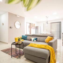 Modern, Bright & Spacious Apartment near the sea, hotel em Marsaskala