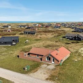 Cozy Holiday House With Pool By The Sea - Sj940, Hotel in Harboør