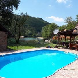 "River paradise" Vikendica sa bazenom, ladarom i kaminom na samoj obali Vrbasa Banja Luka, hotel in Banja Luka