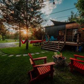 The Nest - Romantic Tiny Home with a Vintage Vibes, 10 mins to Winery, отель в городе Deseronto
