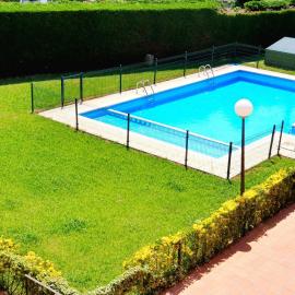 Bonito bajo con jardín