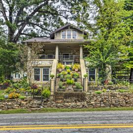 Historic 'Hardy House' on Main Street w/ Fire Pit!, hotelli kohteessa Hardy