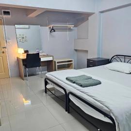 Toucan Bed and Cafe, готель у місті Samutprakarn