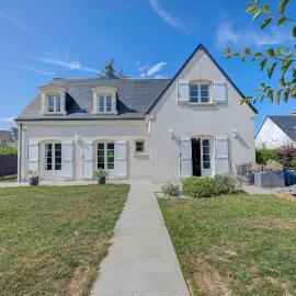 Maison familiale - Spacieuse - Jardin - Parking, Hotel in Saint-Avertin
