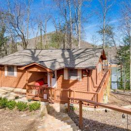 Pet-Friendly Hiawassee Cabin w/ Lake Views & Sauna, hotel in Hiawassee