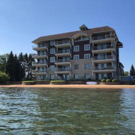 Lovely 2-bedroom Suite with lots of Amenities