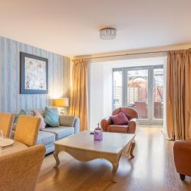 Abbey Church 9 The Nave 2 bedroom Luxury Self catering apartment in Historic Abbey, hotel a Fort Augustus