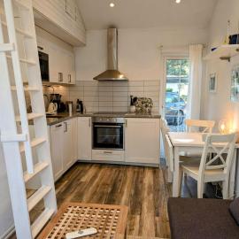 Tiny house for four 200 m from beautiful white sandy beach and 20 min from Malmö - with internet, Netflix and parking included, hotel in Höllviken