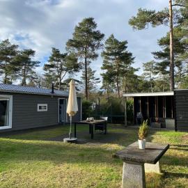 Chalet de Bosrand 404, unieke rustige plek met veel privacy aan de bosrand van vakantiepark op de Veluwe, Hotel in Beekbergen
