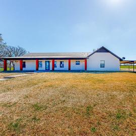 Dog-Friendly Cameron Home w/ Pond + Poolside Patio, hotel din Cameron