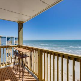 North Topsail Beach Condo w/ Ocean-View Balcony!, hotel in North Topsail Beach