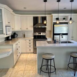 3BR House 6 Guests Near Water, hotell sihtkohas Laval