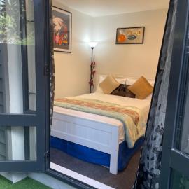Auckland CBD, Parnell Ensuite+Patio+Secluded Garage, hotel in Auckland