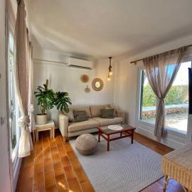 Villa Calma 450m from the beach, hotel in Cala en Blanes