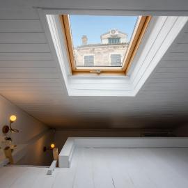 Cozy Loft near Port- Full Kitchen, AC, Parking, hotel a Mantoúkion