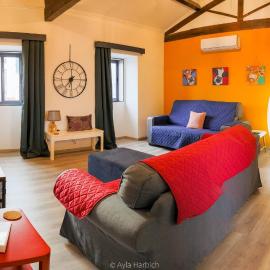 Character 2BR Upper Retreat with BBQ Terrace Parking