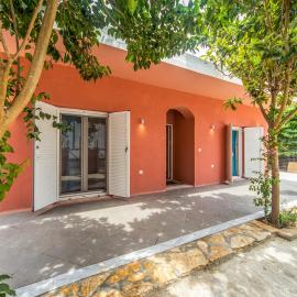 Corfu Seaside Cottage - Private Garden Retreat, hotel in Gouvia