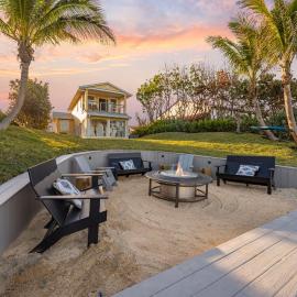 Luxury Oceanfront Vacation Home in Cocoa Beach 5 Bedrooms, Game Room & Direct Beach Access, hotel in Cocoa Beach