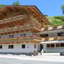 Pension Michael - Jokercard im Sommer inklusive, hotel in Saalbach-Hinterglemm