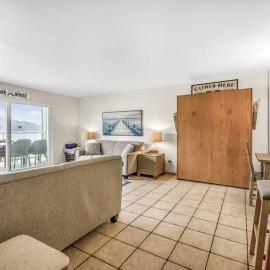 The Lakeside Condo #202, khách sạn ở West Kelowna
