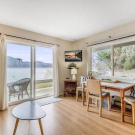 The Lakeside Cabin with wide outside space #105, khách sạn ở West Kelowna