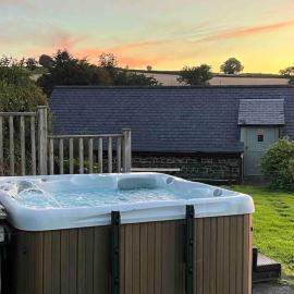 Countryside cottage with private garden & hot tub, hotell sihtkohas Lifton