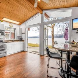 Beautiful Cabin Right next to Lake Okanagan #5, hotel v destinaci West Kelowna
